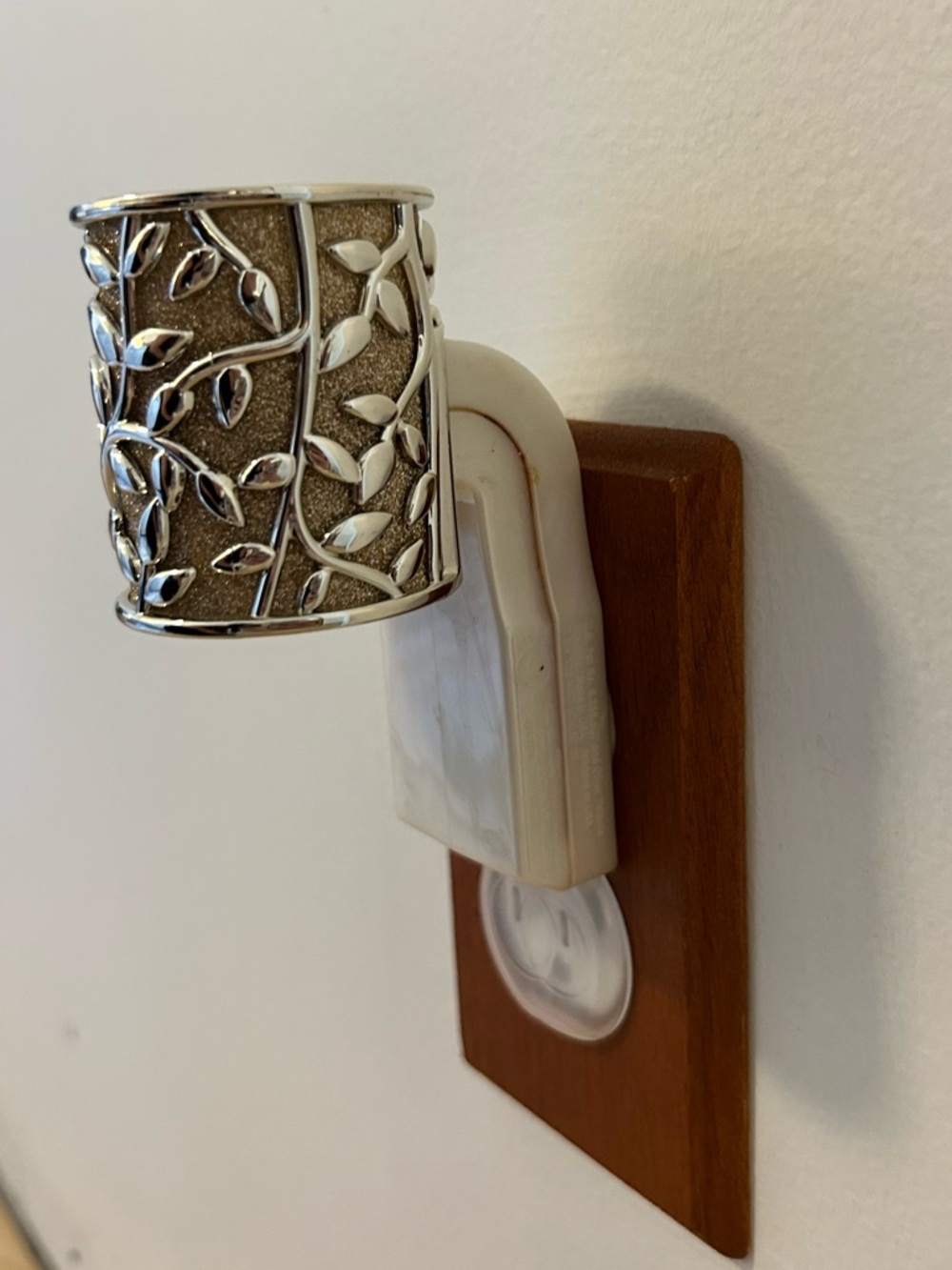 Shimmery leaf wallflower plug from bath and body works - Picture 6 of 8